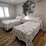 Arte Y Descanso. Ubicado Al Lado Del Puerto Deportivo, En Pleno Casco Historico-artistico De Cimadevilla Y Entre Dos Principales Playas De Gijon. Gijón