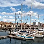 Arte Y Descanso. Ubicado Al Lado Del Puerto Deportivo, En Pleno Casco Historico-artistico De Cimadevilla Y Entre Dos Principales Playas De Gijon.