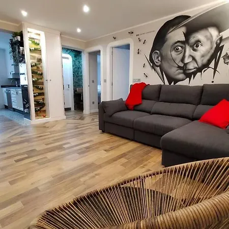 Arte Y Descanso. Ubicado Al Lado Del Puerto Deportivo, En Pleno Casco Historico-artistico De Cimadevilla Y Entre Dos Principales Playas De Gijon.